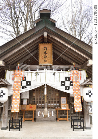 冬の北海道函館市で乃木神社境内の風景を撮影 123379088