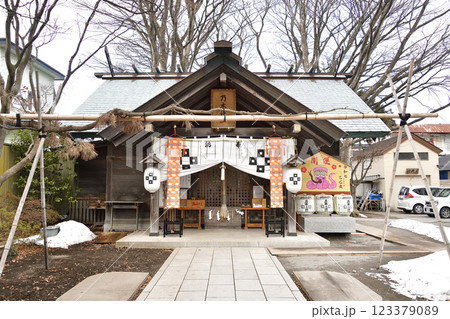 冬の北海道函館市で乃木神社境内の風景を撮影 123379089