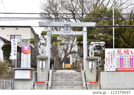 冬の北海道函館市で乃木神社境内の風景を撮影 123379097