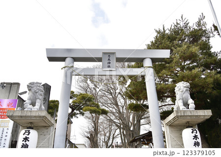 冬の北海道函館市で乃木神社境内の風景を撮影 123379105