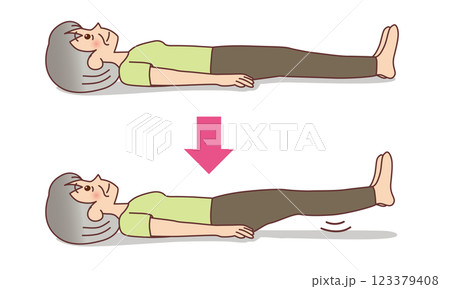 足上げ腹筋運動をする高齢者 123379408