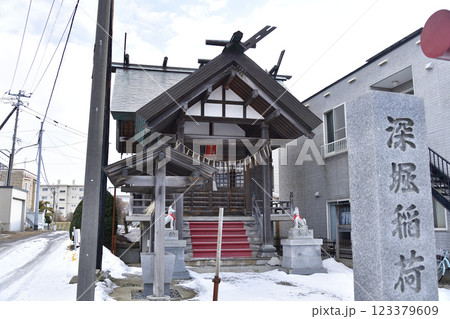 冬の北海道函館市で深堀稲荷神社境内の風景を撮影 123379609