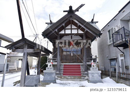 冬の北海道函館市で深堀稲荷神社境内の風景を撮影 冬の北海道函館市で深堀稲荷神社境内の風景を撮影 123379611