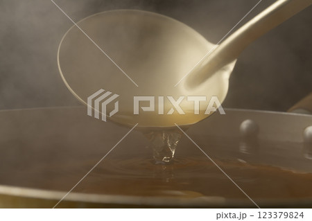出汁を注ぐ 123379824
