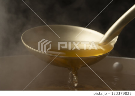 出汁を注ぐ 出汁を注ぐ 123379825