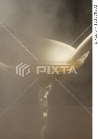 出汁を注ぐ 123379832