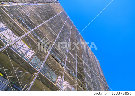 日本の横浜都市景観　マンションの補修や点検等のため組まれた足場や防護ネットなどを望む＝横浜市内 123379859