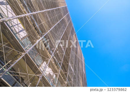 日本の横浜都市景観 マンションの補修や点検等のため組まれた足場や防護ネットなどを望む=横浜市内 日本の横浜都市景観 マンションの補修や点検等のため組まれた足場や防護ネットなどを望む=横浜市内 123379862