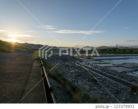 朝日が射し込む大和川の風景 朝日が射し込む大和川の風景 123379931