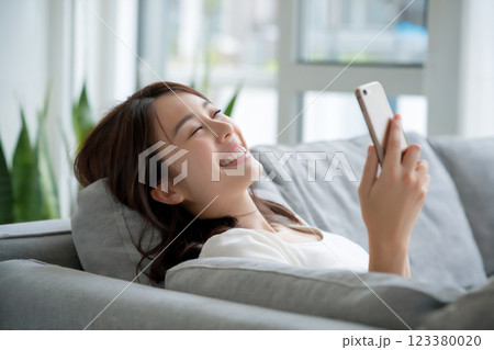 笑顔でスマホを操作する日本人女性 Generative AI 笑顔でスマホを操作する日本人女性 Generative AI 123380020