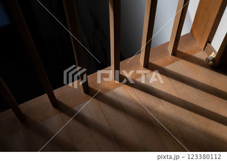 家の中に光が差し込む 123380112