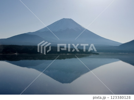 厳冬の無風が作る鏡面に写る本栖湖の逆さ富士 123380128