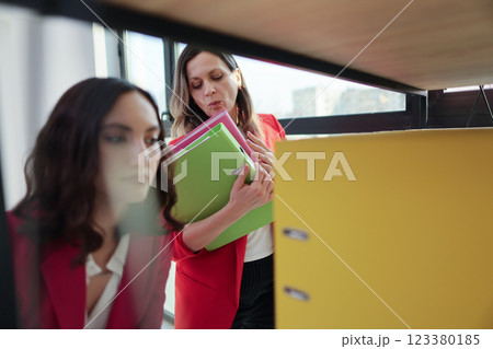 Efficient office teamwork Efficient office teamwork 123380185