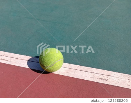 テニスコートに置かれたテニスボール 123380206
