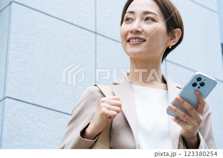 スマートフォンを操作している若い女性　ビジネスイメージ 123380254