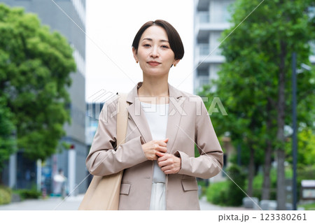 カジュアルスーツを着た若い女性 ビジネスイメージ カジュアルスーツを着た若い女性 ビジネスイメージ 123380261