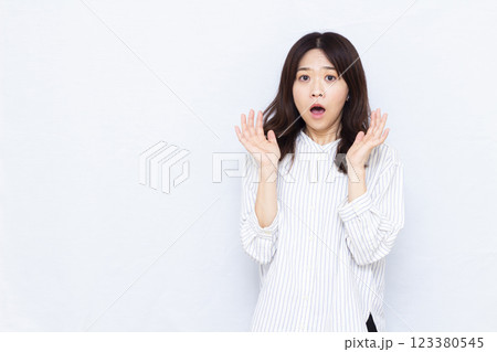 びっくりしている女性 びっくりしている女性 123380545