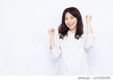 ガッツポーズをしている女性 123381039
