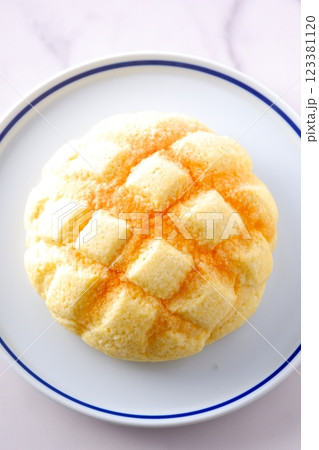 おいしそうなメロンパン 123381120