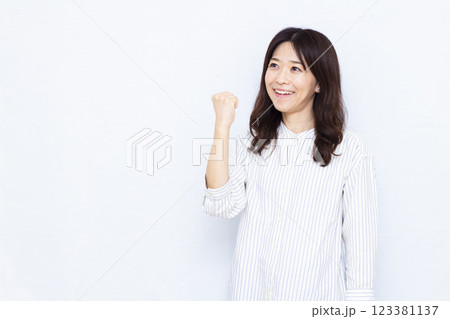 ガッツポーズをしている女性 ガッツポーズをしている女性 123381137