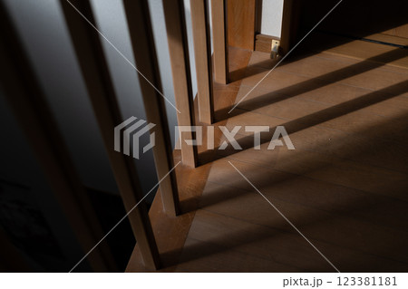 家の中に光が差し込む 123381181