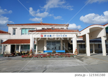 沖縄県　伊是名島　仲田港 123381380