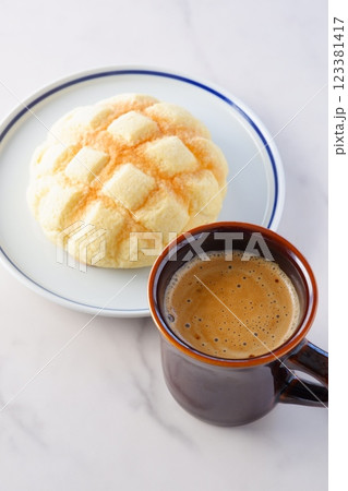 おいしそうなメロンパンと、淹れたてのコーヒー（カフェラテ）で、おやつの時間	 123381417