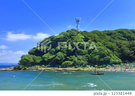 【神奈川県】快晴の観音埼公園の海辺 123381449