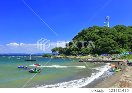 【神奈川県】快晴の観音埼公園の海辺 123381450