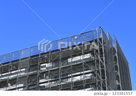日本の横浜都市景観　マンションの補修や点検等のため組まれた足場や防護ネットなどを望む＝横浜市内 123381557