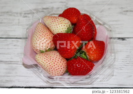 新鮮なイチゴ(白と赤) 新鮮なイチゴ(白と赤) 123381562