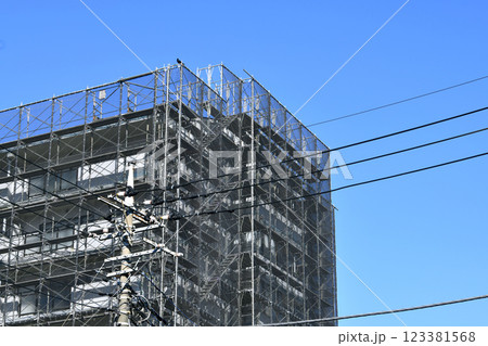 日本の横浜都市景観　マンションの補修や点検等のため組まれた足場や防護ネットなどを望む＝横浜市内 123381568