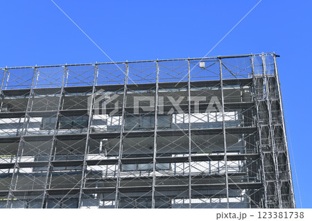 日本の横浜都市景観 マンションの補修や点検等のため組まれた足場や防護ネットなどを望む=横浜市内 日本の横浜都市景観 マンションの補修や点検等のため組まれた足場や防護ネットなどを望む=横浜市内 123381738