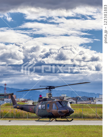 八尾駐屯地に駐機するヘリコプター 123381883