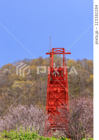 北海道美唄市、桜が咲く炭鉱メモリアル森林公園にそびえる立坑巻き上げ機【5月】 北海道美唄市、桜が咲く炭鉱メモリアル森林公園にそびえる立坑巻き上げ機【5月】 123382284
