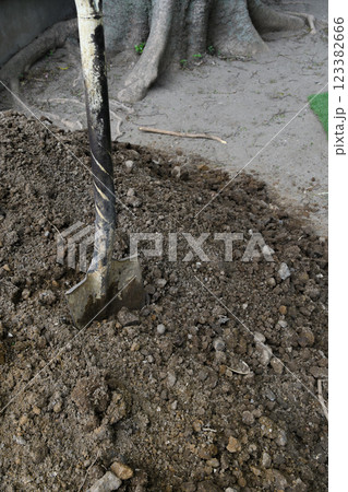 シャベル・スコップと土 123382666