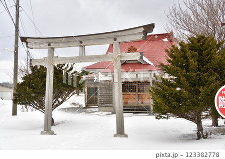冬の北海道上ノ国町で新村稲荷神社境内の風景を撮影 冬の北海道上ノ国町で新村稲荷神社境内の風景を撮影 123382778