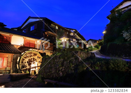 【岐阜県】馬籠宿の常夜灯の夜景 123382834
