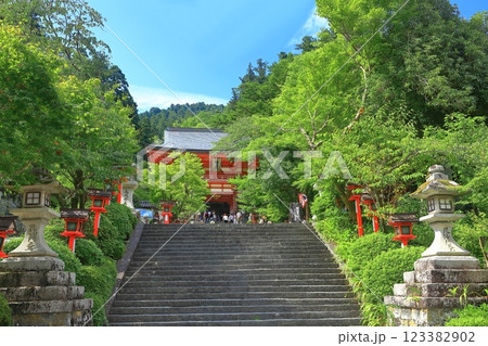 【京都府】晴天の鞍馬寺の仁王門 123382902