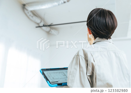 建物の配管をチェックする女性作業員 建物の配管をチェックする女性作業員 123382980