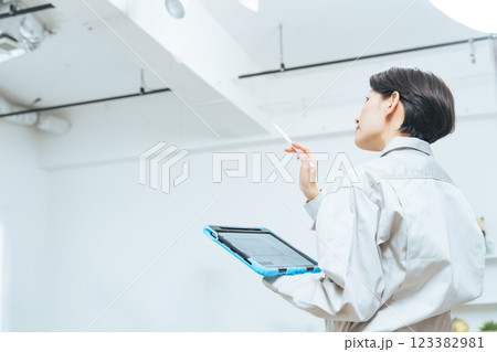 建物の内装をチェックする女性作業員 123382981