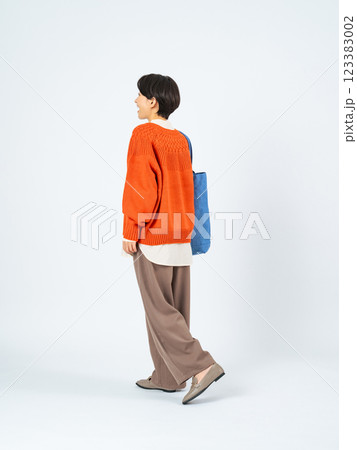 トートバッグを持って歩くおしゃれなミドル女性の後ろ姿の全身写真 123383002