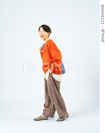 トートバッグを持って歩くおしゃれなミドル女性の全身写真 123383008