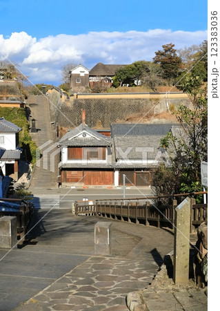 【大分県】晴天下の酢屋の坂（杵築城下町） 123383036