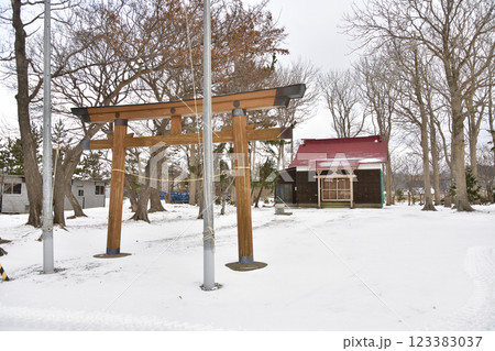 冬の北海道上ノ国町で大留山神社境内の風景を撮影 123383037
