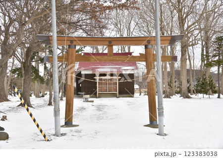 冬の北海道上ノ国町で大留山神社境内の風景を撮影 123383038