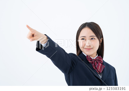 目標を指さしする女子高生 目標を指さしする女子高生 123383191