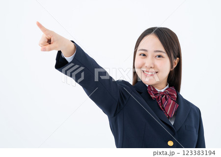 目標を指さしする女子高生 目標を指さしする女子高生 123383194