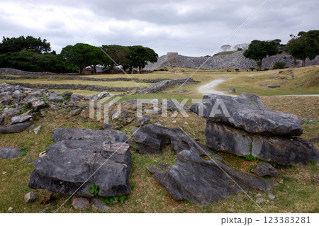 沖縄県　今帰仁城跡・外郭 123383281