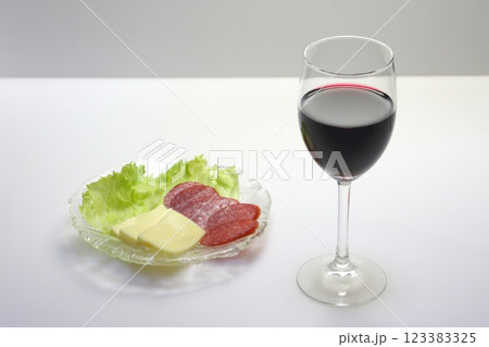 赤ワインとツマミ 赤ワインとツマミ 123383325